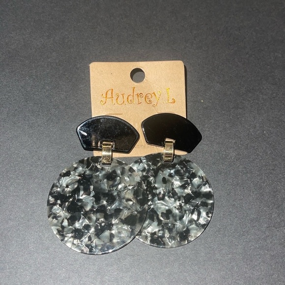 🍀 5/$25🍀 Audrey L Earrings new on card - Picture 2 of 6